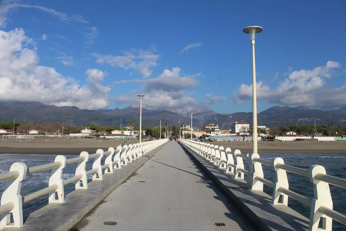 Il pontile di Forte dei Marmi con la spiaggia e le Alpi Apuane sullo sfondo