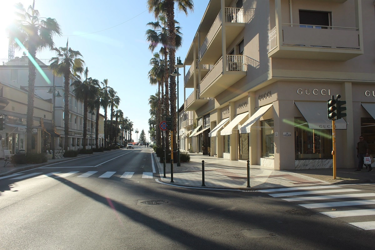 Via Carducci a Forte dei Marmi con le boutique di lusso e le palme