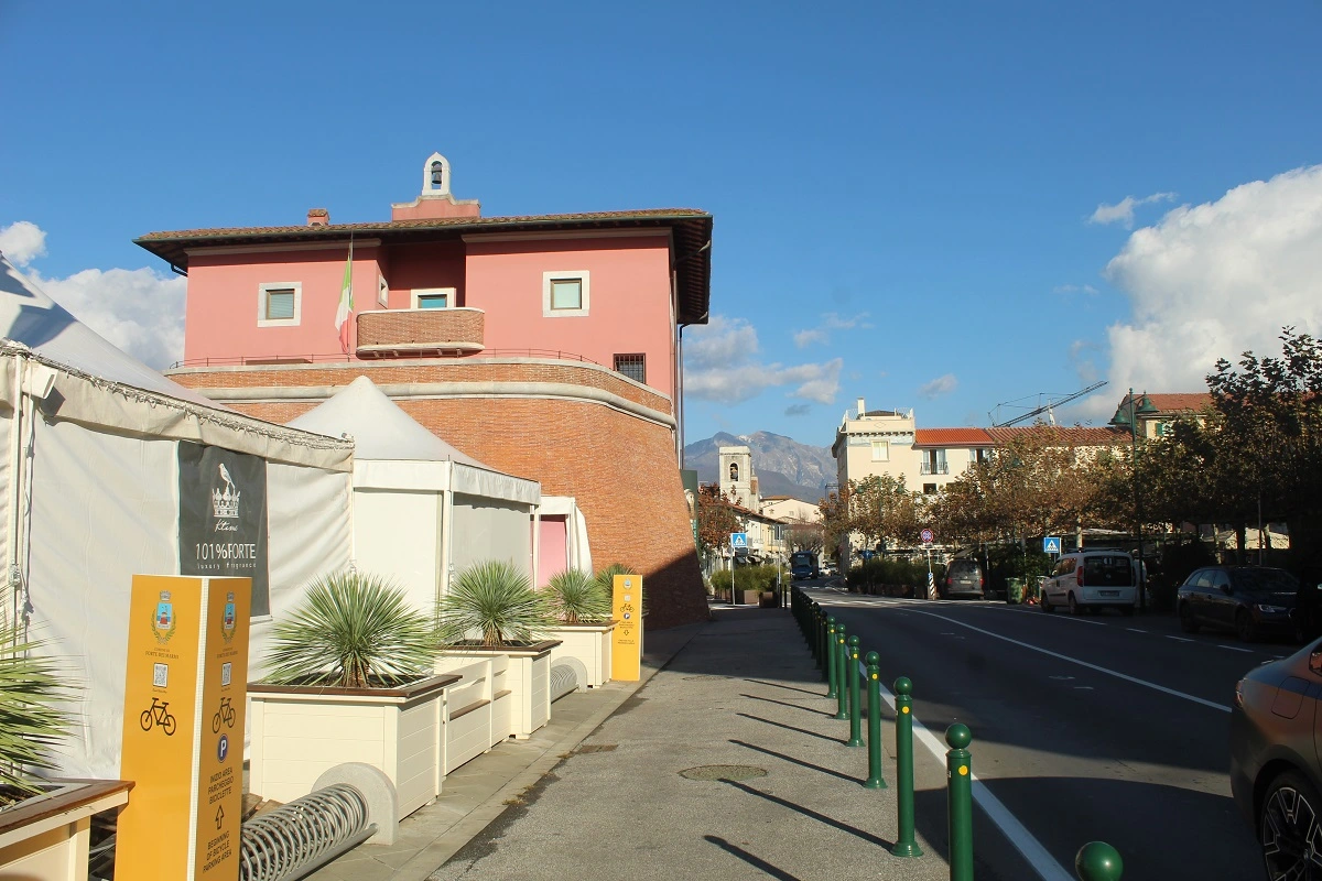 Il Fortino di piazza Garibaldi, edificio simbolo del centro di Forte dei Marmi