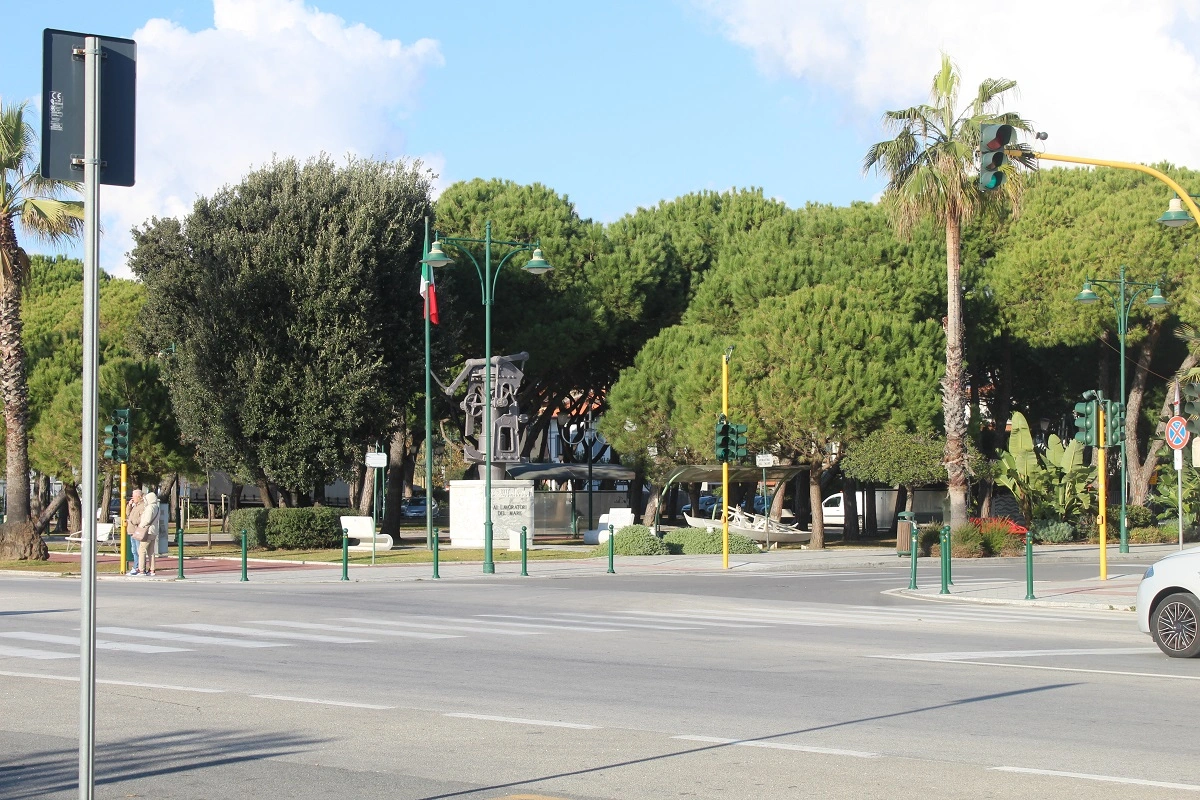 Rotonda alberata con pini marittimi e palme all'ingresso di Forte dei Marmi
