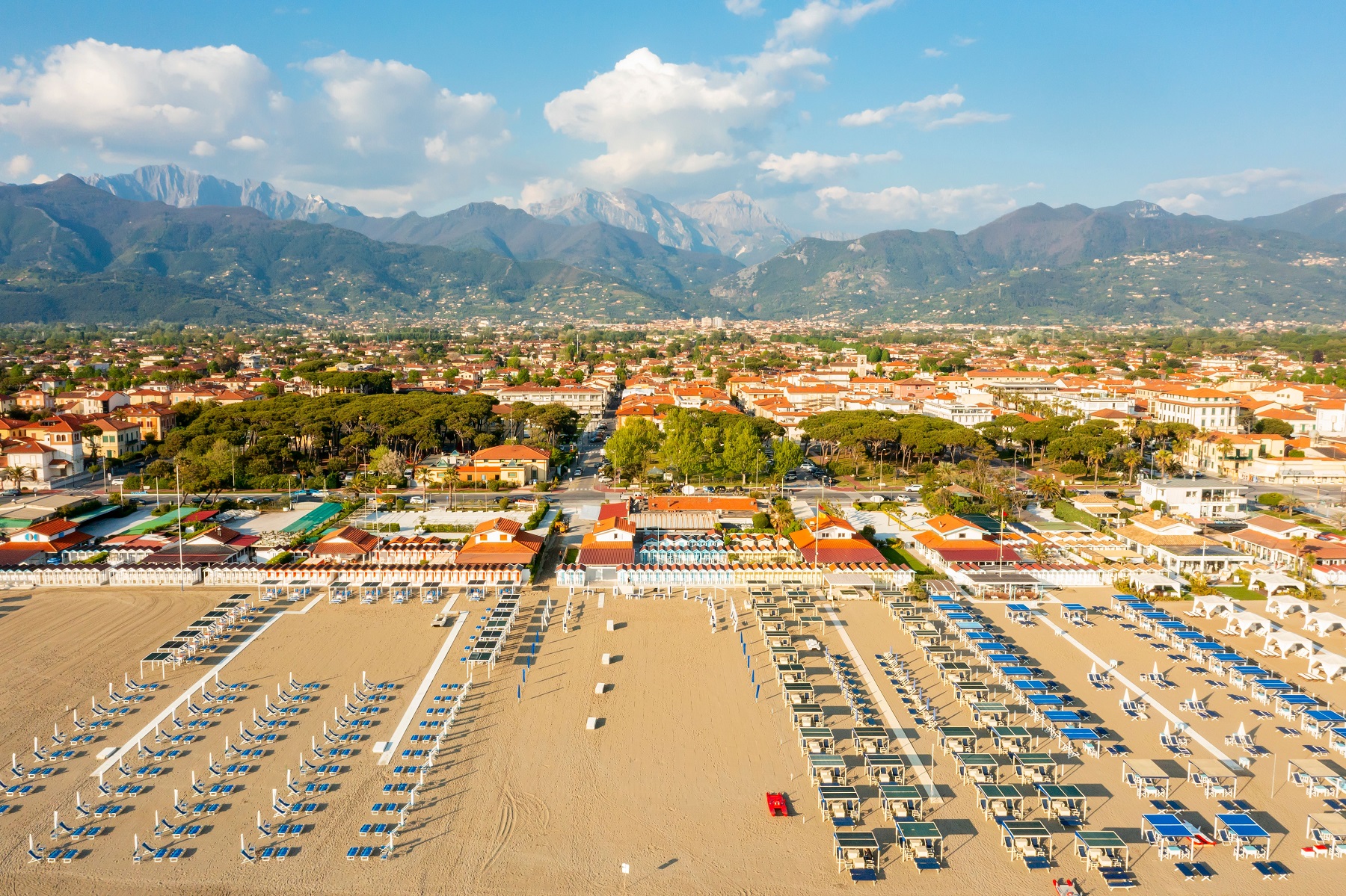 Veduta aerea della spiaggia di Forte dei Marmi con gli ombrelloni e le Alpi Apuane