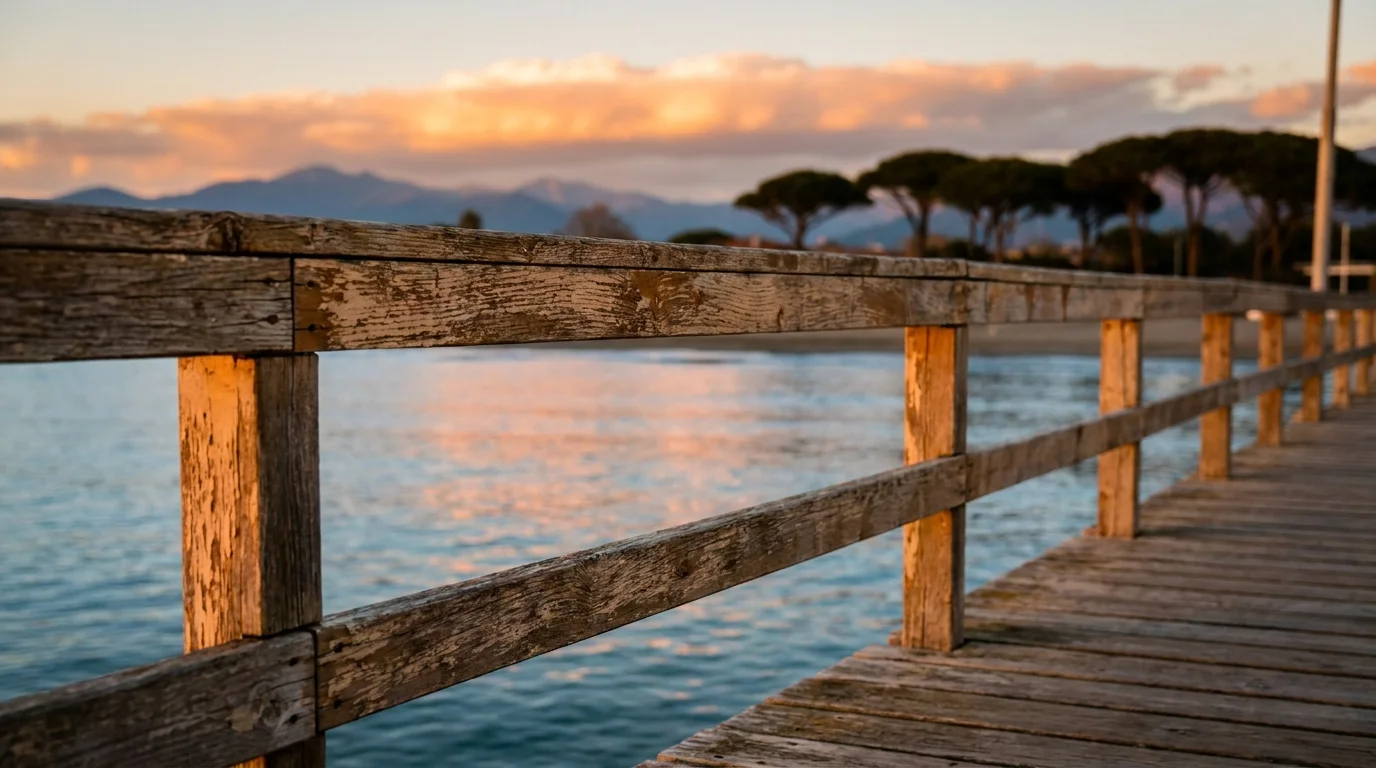Legno, mare e nuvole nella luce della sera