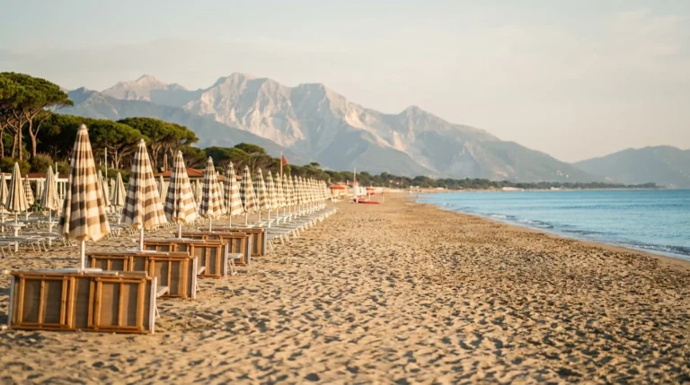 Spiaggia estiva con le Apuane sullo sfondo