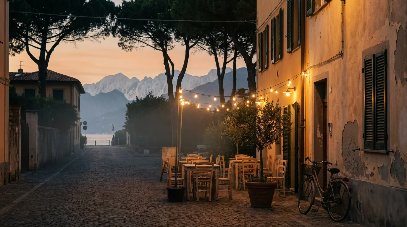 Tavoli serali tra pini e luce costiera